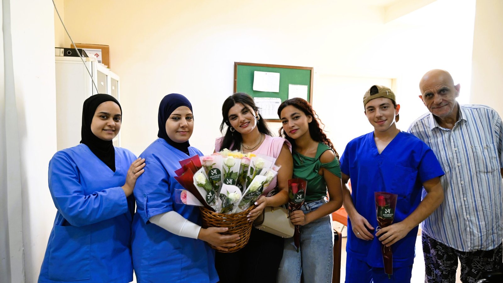 مستشفى جمعية الخدمات الاجتماعية (دار العجزة) وشركة "منصتي" يكرمون كبار السن بمناسبة "اليوم العالمي للعمل الإنساني"